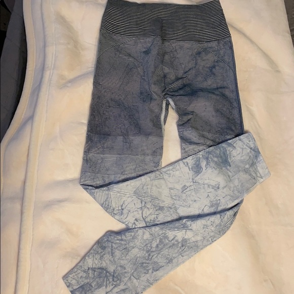 lululemon athletica Pants - Ombré size 6 lululemon fits like a 2 not stretchy.